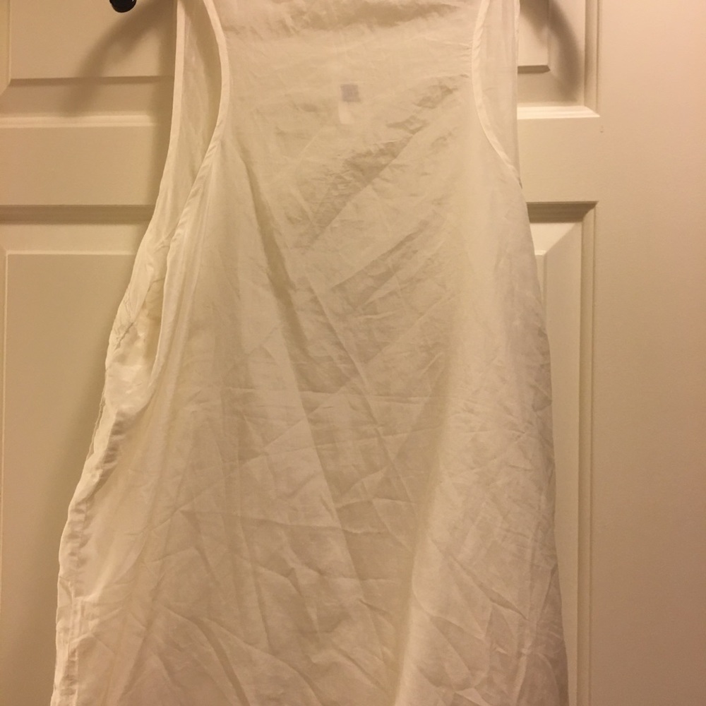 Gap white floral appliqué tank top